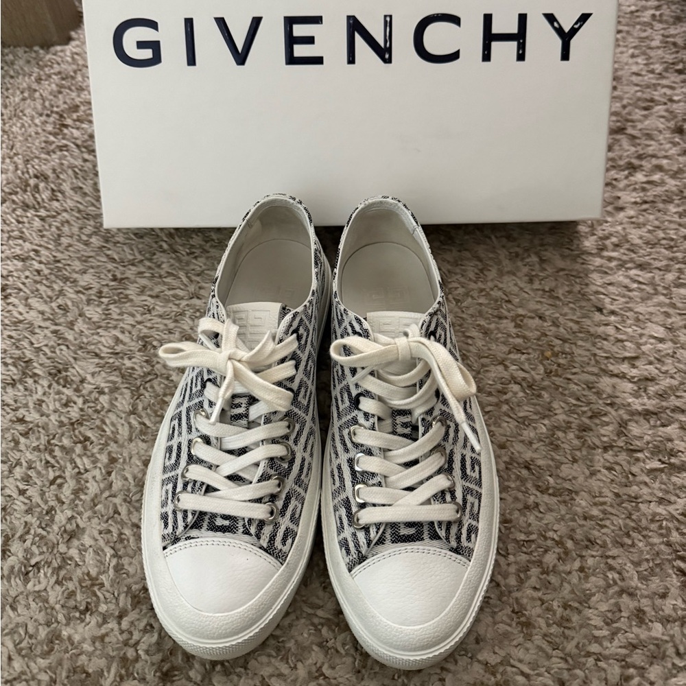 Givenchy White/Black women’s sneakers